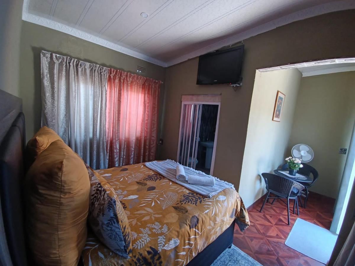 Ostello Authentic Bicycle Tours And Backpackers Soweto Esterno foto