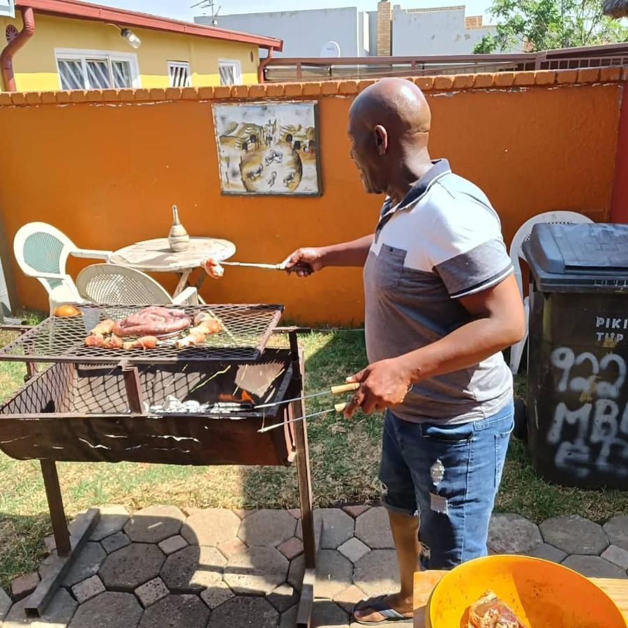 Ostello Authentic Bicycle Tours And Backpackers Soweto Esterno foto