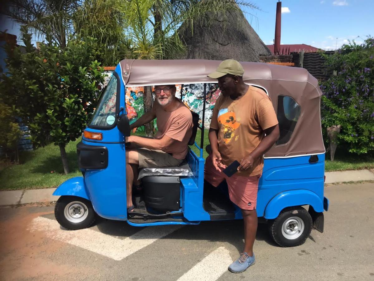 Ostello Authentic Bicycle Tours And Backpackers Soweto Esterno foto