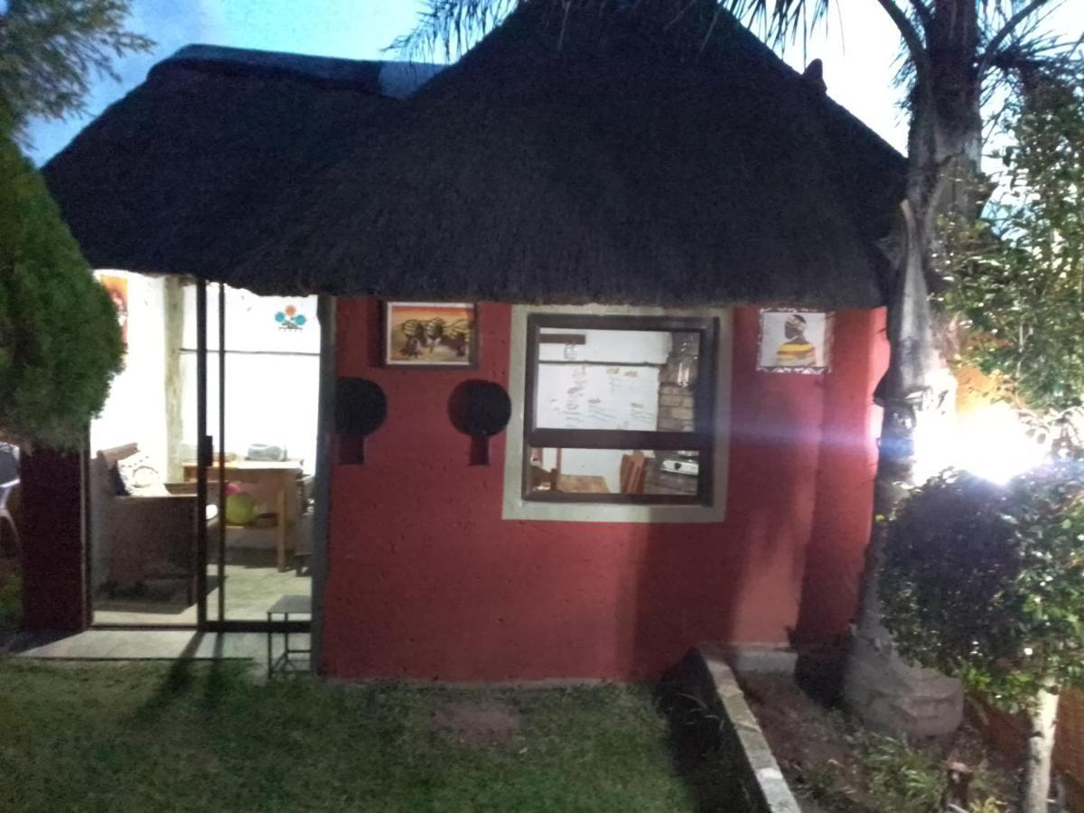 Ostello Authentic Bicycle Tours And Backpackers Soweto Esterno foto