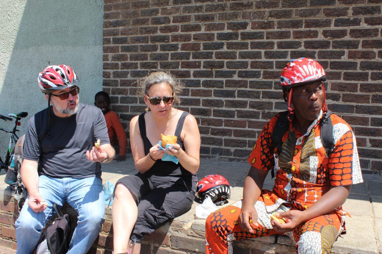 Ostello Authentic Bicycle Tours And Backpackers Soweto Esterno foto